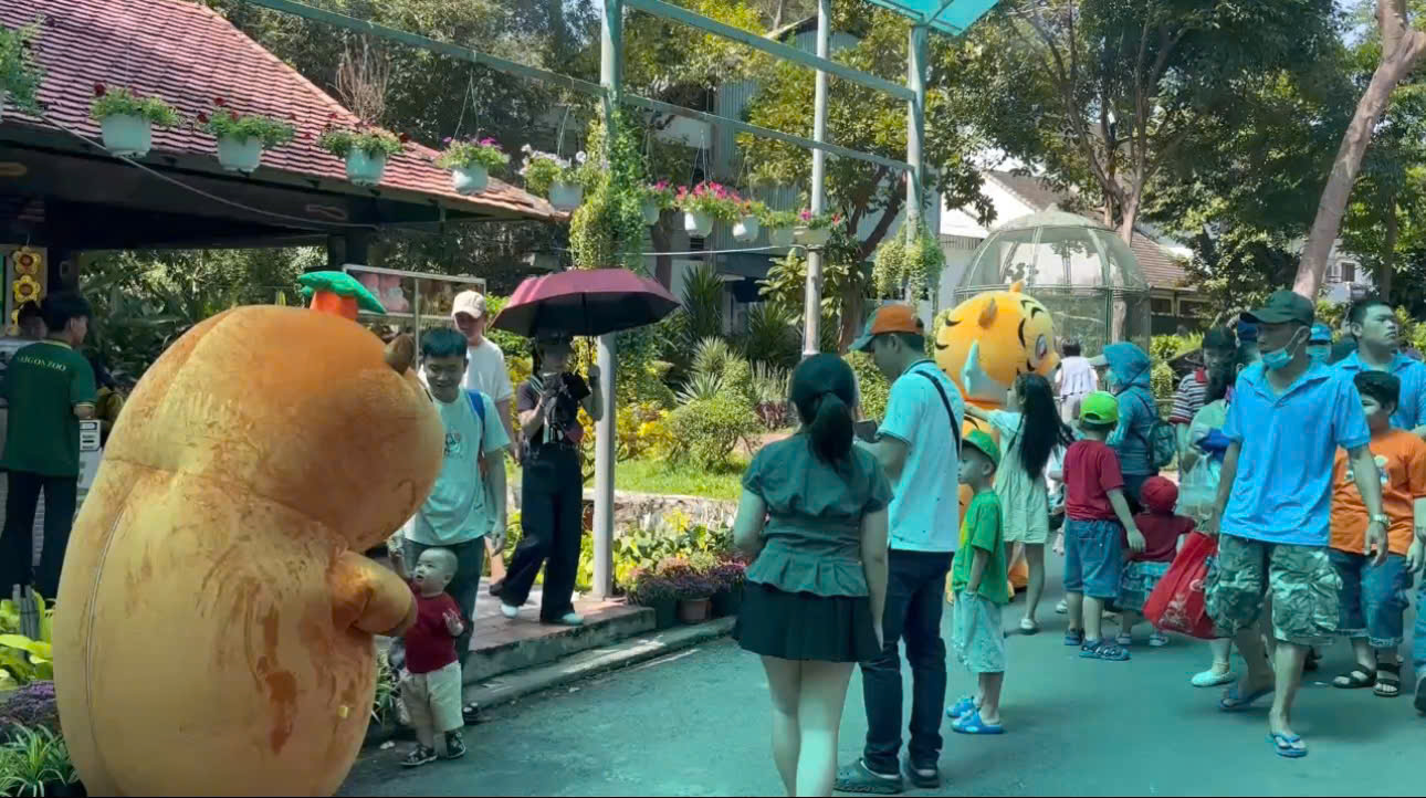 Người dân đổ xô về Thảo Cầm Viên mùng 2 Tết - Ảnh 4.