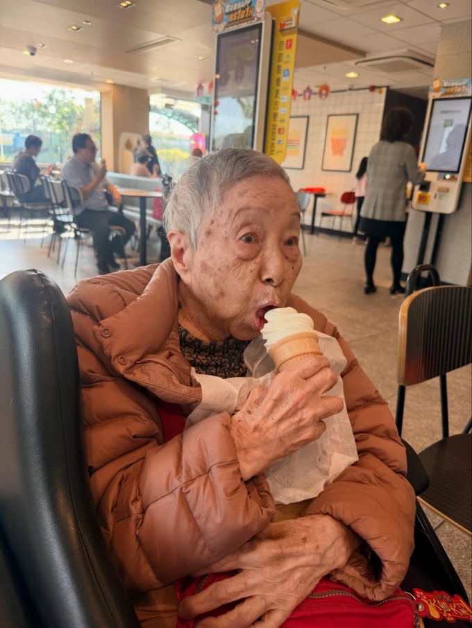 Tuyên Huyên đưa bà Anh đến những nơi bà thích. Ảnh: St Headline