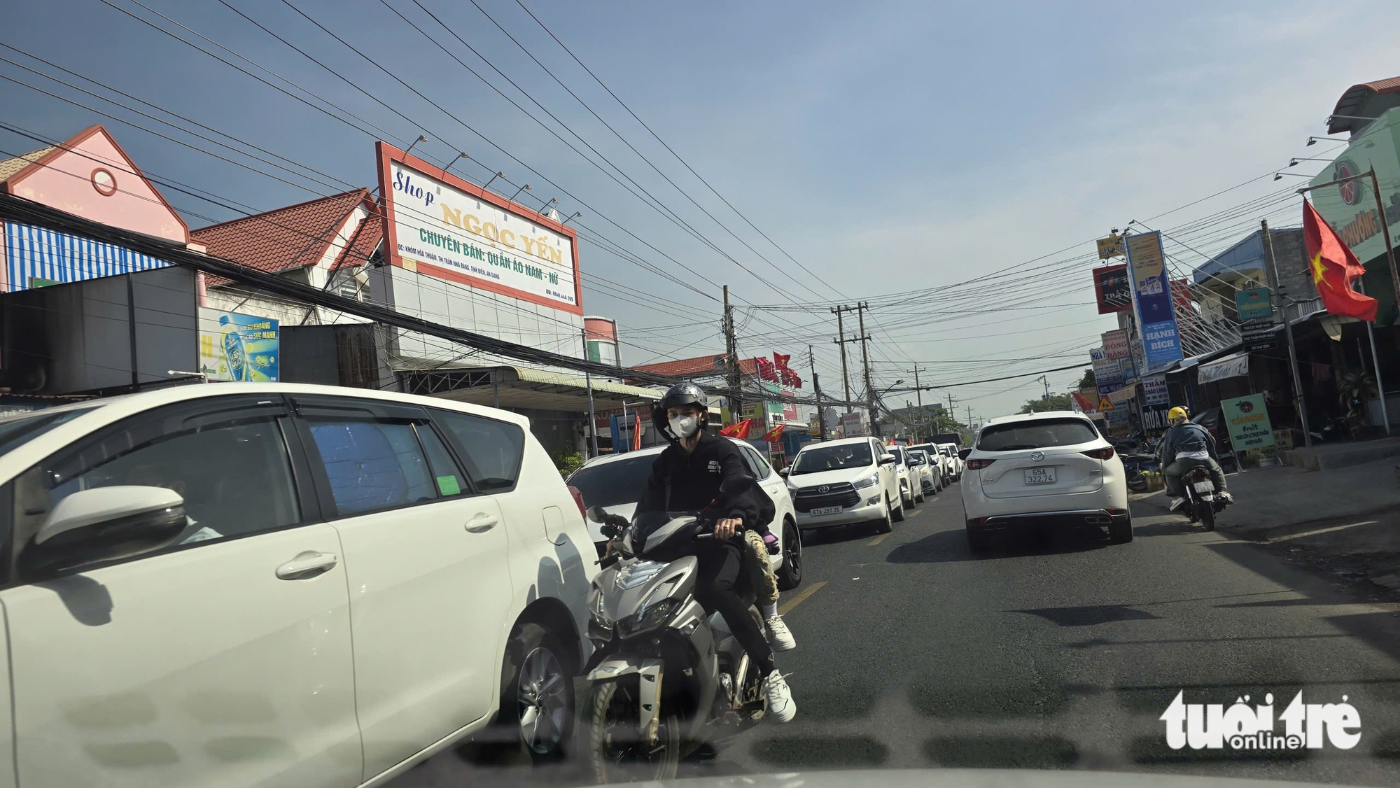 Hàng chục ngàn lượt khách đổ về 'nóc nhà miền Tây' mùng 2 Tết 2 Hàng chục ngàn lượt khách đổ về 'nóc nhà miền Tây' mùng 2 Tết - Ảnh 2.