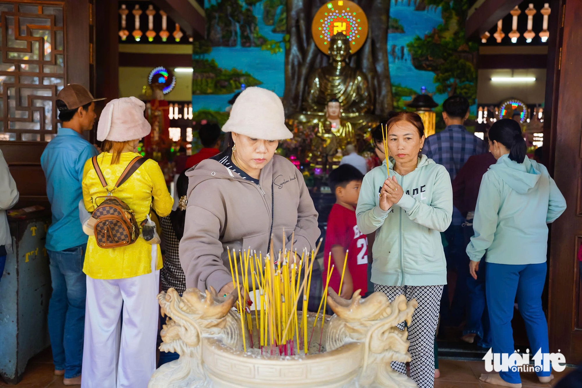 Hàng chục ngàn lượt khách đổ về 'nóc nhà miền Tây' mùng 2 Tết 4 Hàng chục ngàn lượt khách đổ về 'nóc nhà miền Tây' mùng 2 Tết - Ảnh 5.
