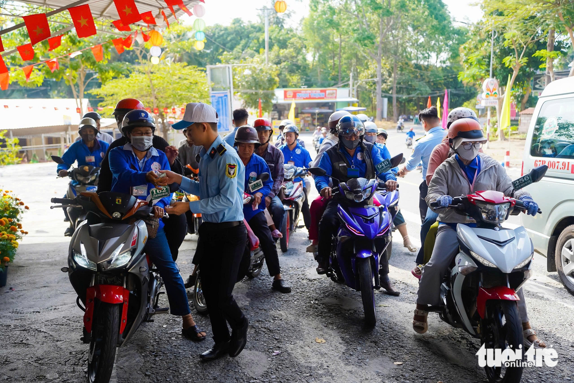 Hàng chục ngàn lượt khách đổ về 'nóc nhà miền Tây' mùng 2 Tết 5 Hàng chục ngàn lượt khách đổ về 'nóc nhà miền Tây' mùng 2 Tết - Ảnh 6.