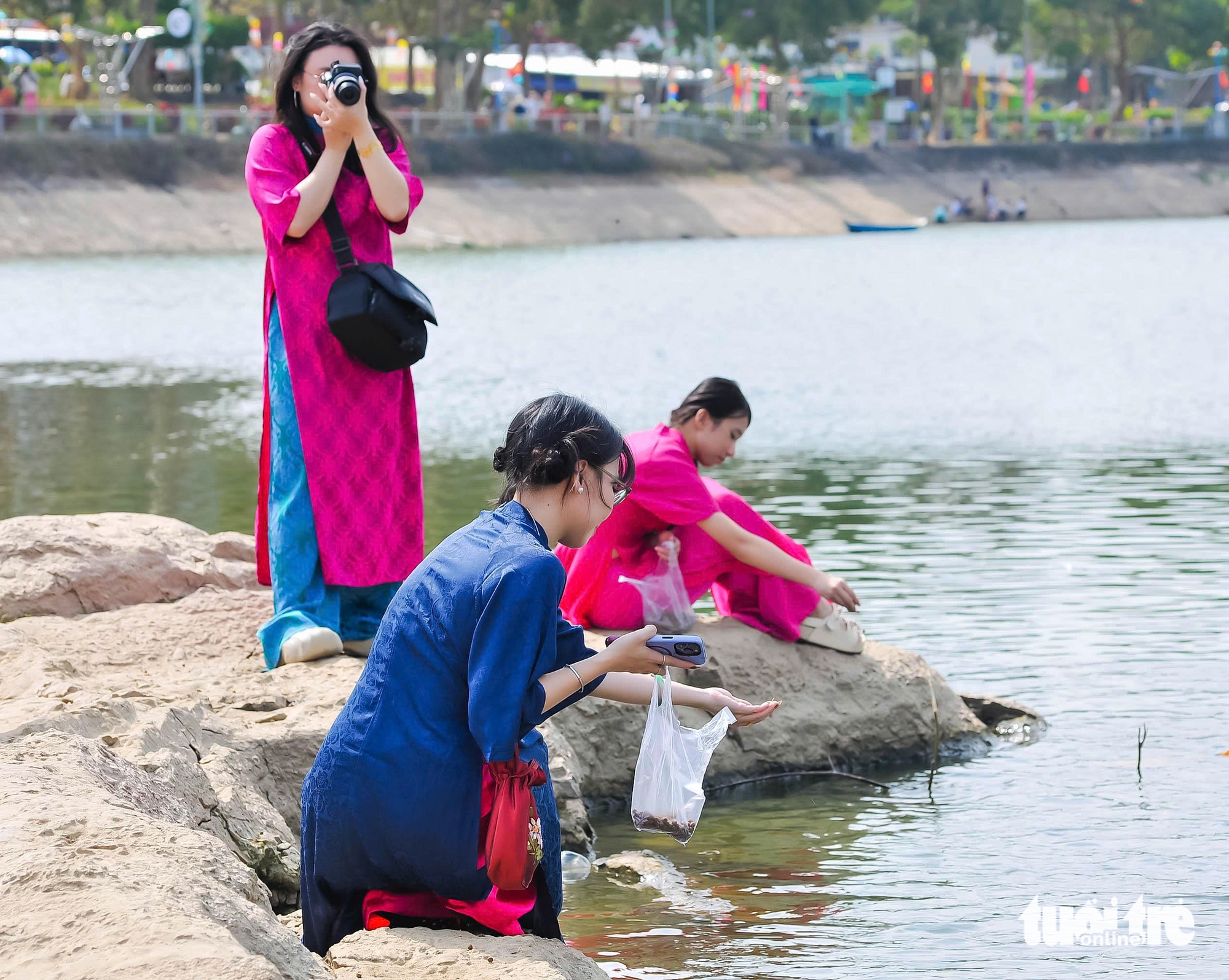 Hàng chục ngàn lượt khách đổ về 'nóc nhà miền Tây' mùng 2 Tết 6 Hàng chục ngàn lượt khách đổ về 'nóc nhà miền Tây' mùng 2 Tết - Ảnh 7.