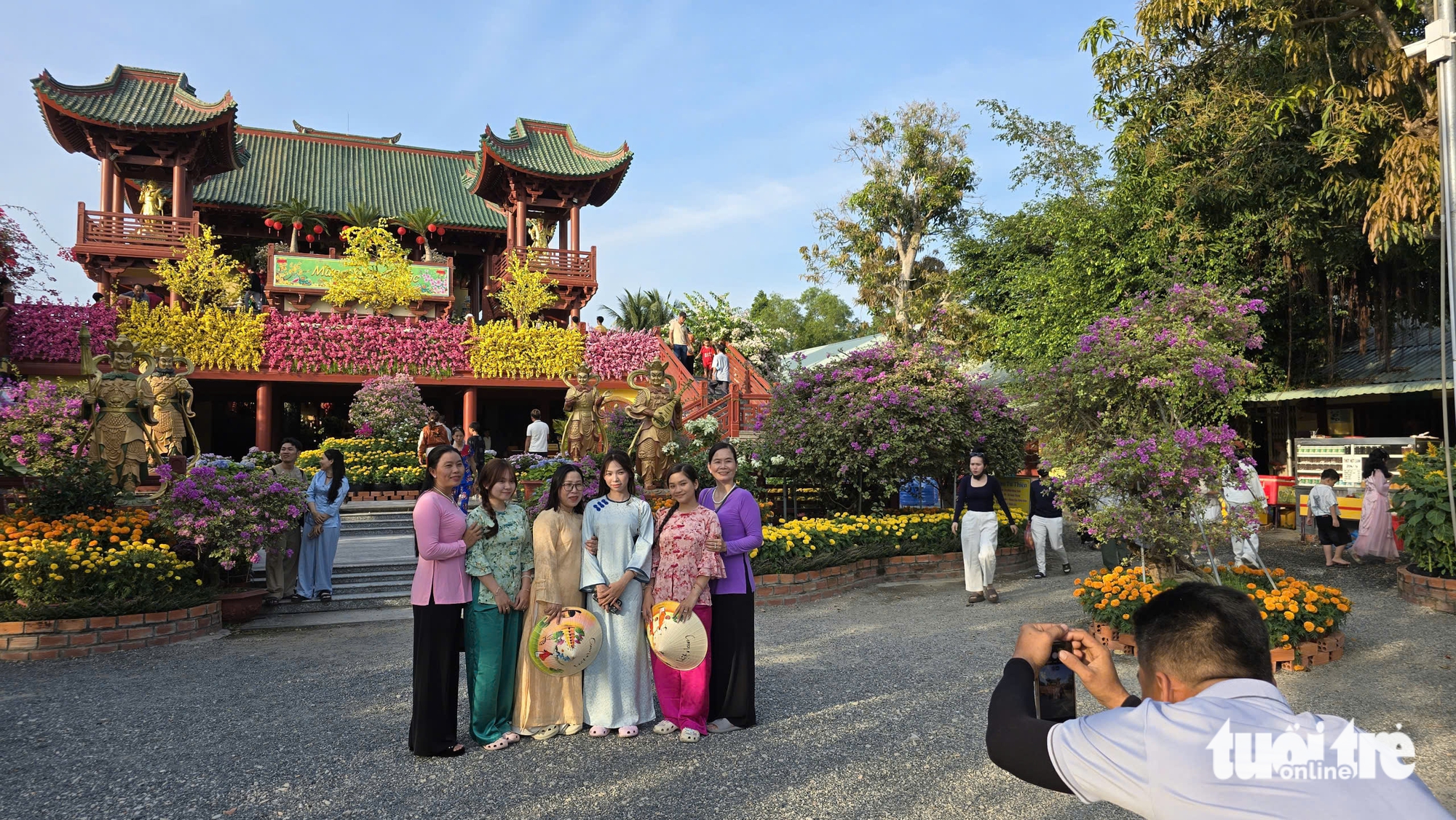 Hàng chục ngàn lượt khách đổ về 'nóc nhà miền Tây' mùng 2 Tết 7 Hàng chục ngàn lượt khách đổ về 'nóc nhà miền Tây' mùng 2 Tết - Ảnh 7.