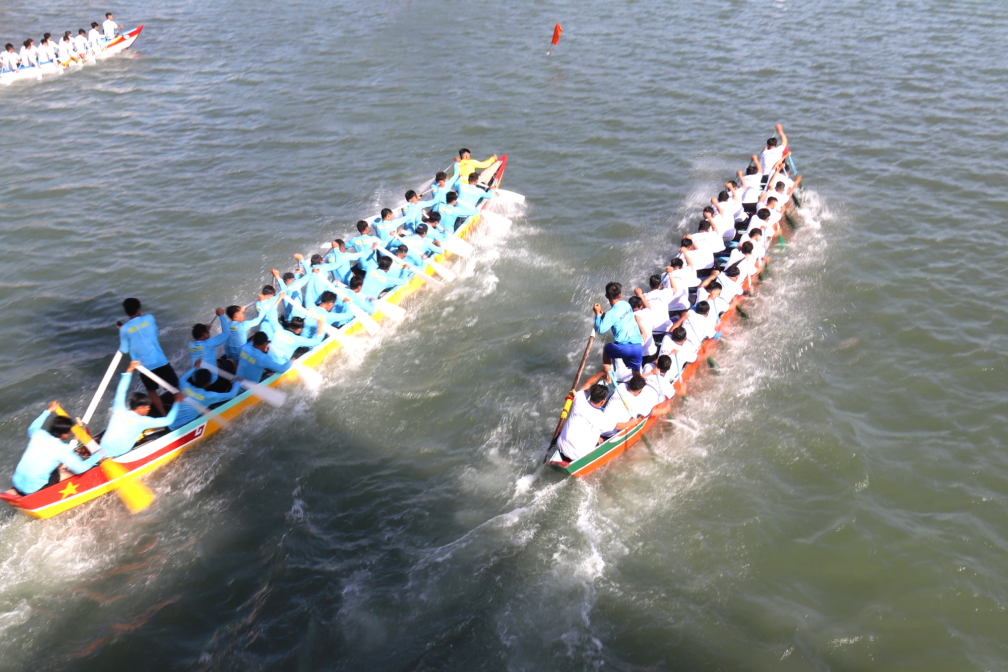 Phường Phan Thiết: Lễ hội đua thuyền trên sông Cà Ty rộn ràng sắc xuân Bính Ngọ - Ảnh 2.