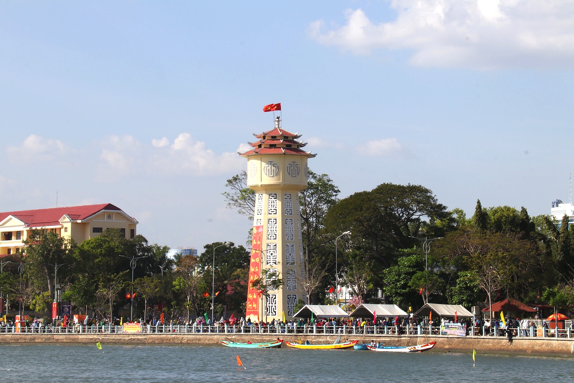 Phường Phan Thiết: Lễ hội đua thuyền trên sông Cà Ty rộn ràng sắc xuân Bính Ngọ - Ảnh 10.