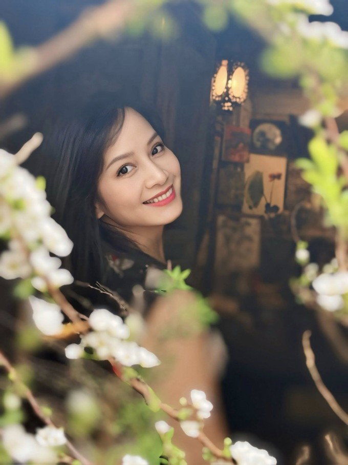 Diệu Thảo Phía trước là bầu trời được khen đẹp không tuổi 5 Cô không công khai năm sinh nhưng bạn bè cùng thời cho biết cô sinh khoảng 1980. Cô được biết đến từ vai Thảo - nữ sinh lớp 12 xinh đẹp, hiền lành ra thành phố ôn thi đại học trong phim truyền hình 'Phía trước là bầu trời' của đạo diễn Đỗ Thanh Hải, phát sóng năm 2001. Thời điểm đóng phim, cô là sinh viên khoa nhạc cụ dân tộc của Nhạc viện Hà Nội.