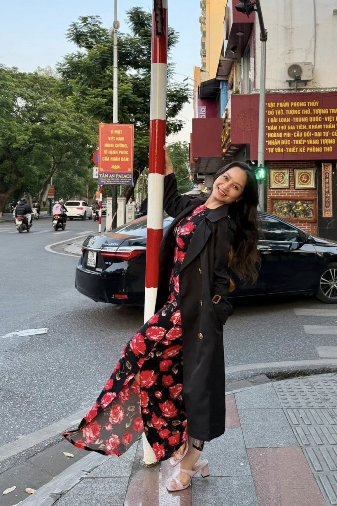 Diệu Thảo Phía trước là bầu trời được khen đẹp không tuổi 9 Gắn bó với dòng nhạc dân tộc, cô trung thành với phong cách kín đáo, tôn đường cong bằng đường chiết eo tinh tế.