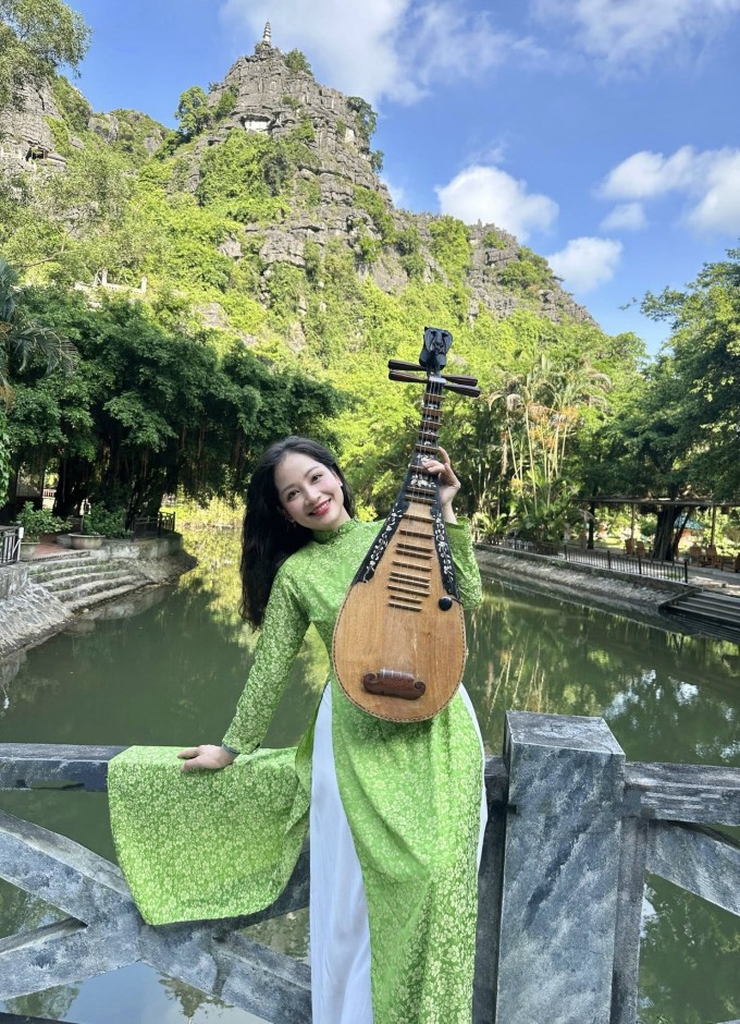 Diệu Thảo Phía trước là bầu trời được khen đẹp không tuổi 12 Cô cho biết nhờ uống nhiều nước, ăn nhiều rau củ quả và chăm dùng kem chống nắng nên cô có làn da mịn màng, tươi trẻ so với tuổi.