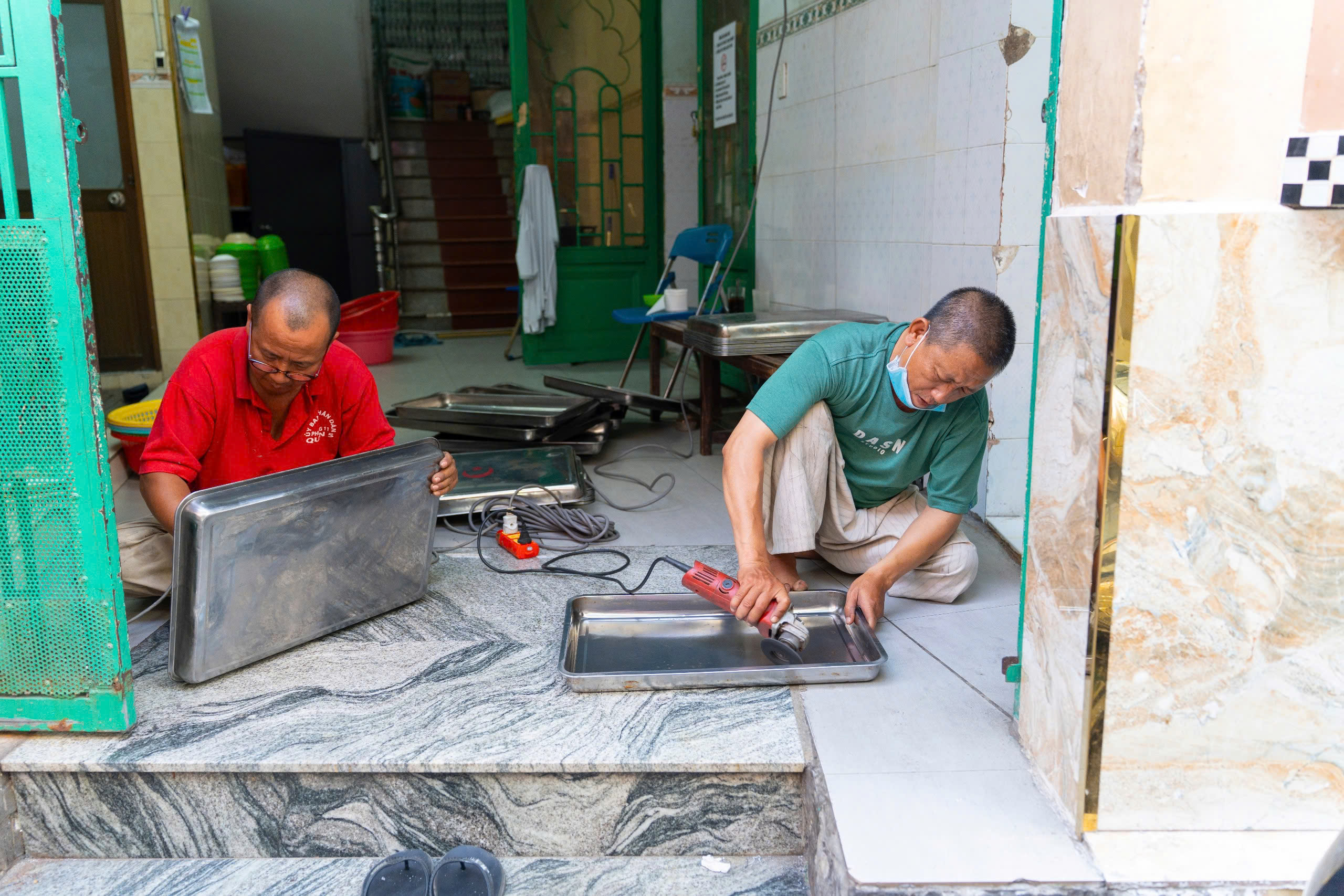 Mùng 2 tết tại hẻm kiêng rượu bia, không ăn thịt heo ở TP.HCM có gì? 2 1771418065 210 Mung 2 tet tai hem kieng ruou bia khong an