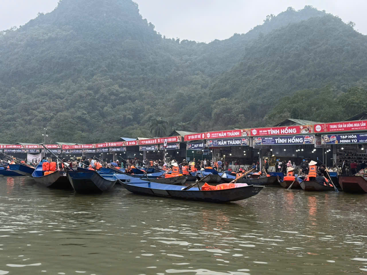2 vạn khách du xuân, trẩy hội chùa Hương ngày mùng 2 Tết 2 2 vạn khách du xuân, trẩy hội chùa Hương ngày mùng 2 Tết - Ảnh 2.
