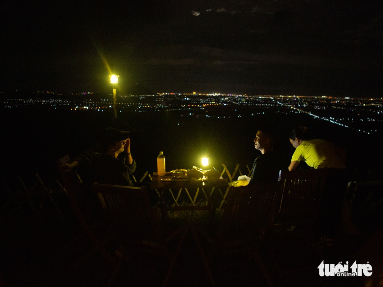 Ngắm hoàng hôn, ăn dứa no nê tại thung lũng Đồng Din - Ảnh 7.