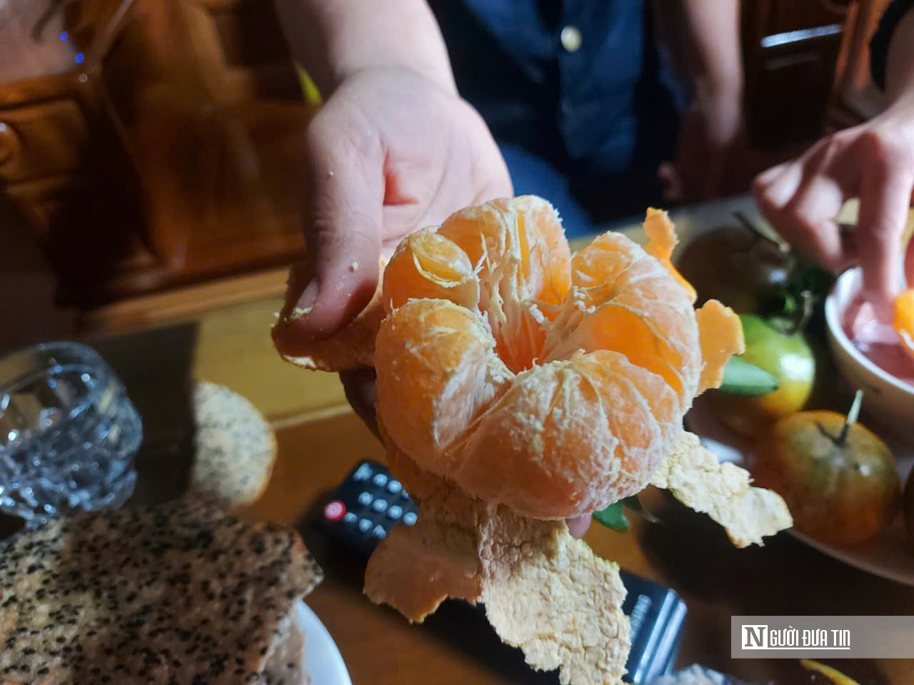 Cam bù Hà Tĩnh chấm mắm tôm: Món ăn tưởng “khó nuốt” lại gây thương nhớ- Ảnh 2.