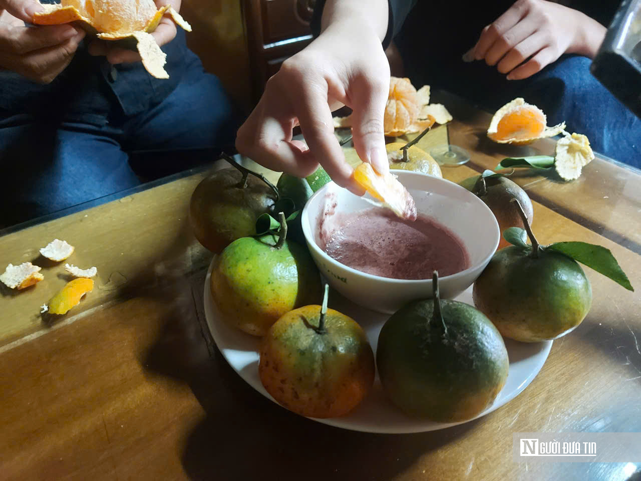 Cam bù Hà Tĩnh chấm mắm tôm: Món ăn tưởng “khó nuốt” lại gây thương nhớ- Ảnh 3.