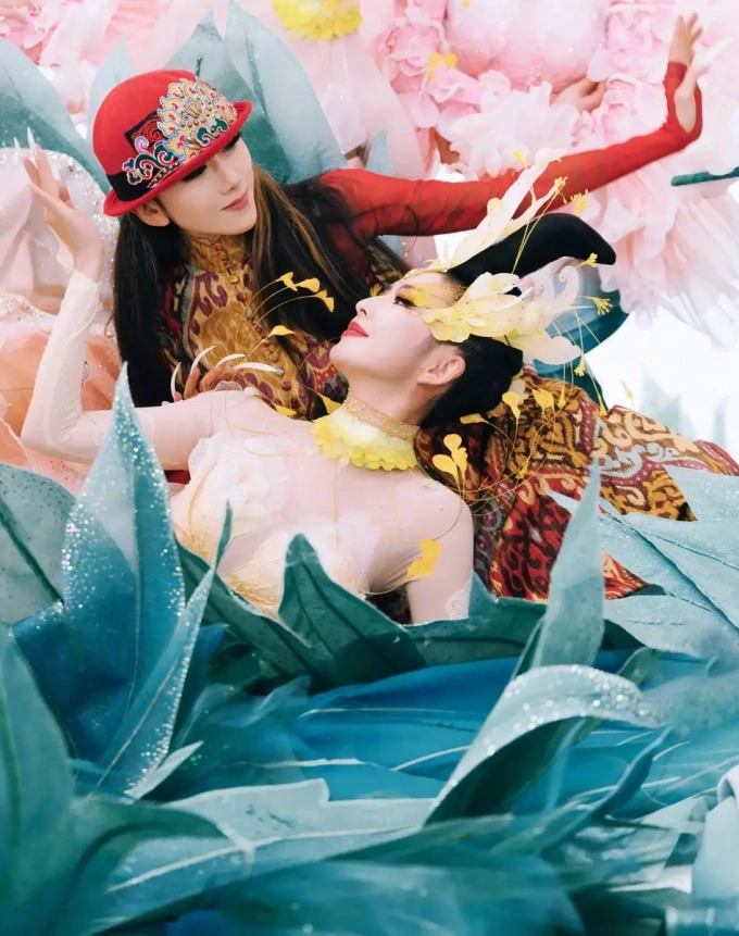 Mỹ nhân chiếm sóng show cuối năm: Đẹp như tiên nga giáng thế, ăn trọn điểm chuyên môn nhờ điệu múa trăm hoa đua nở- Ảnh 5. Mỹ nhân chiếm sóng show cuối năm: Đẹp như tiên nga giáng thế, ăn trọn điểm chuyên môn nhờ điệu múa trăm hoa đua nở- Ảnh 5.