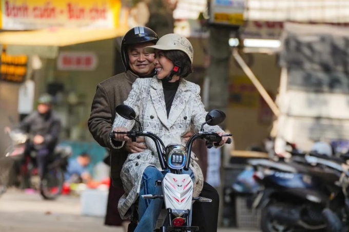 Nghệ sĩ Xuân Hinh - vai ông Mùi và Thu Trang - vai con dâu, trong một phân cảnh: Ảnh: Đoàn phim cung cấp