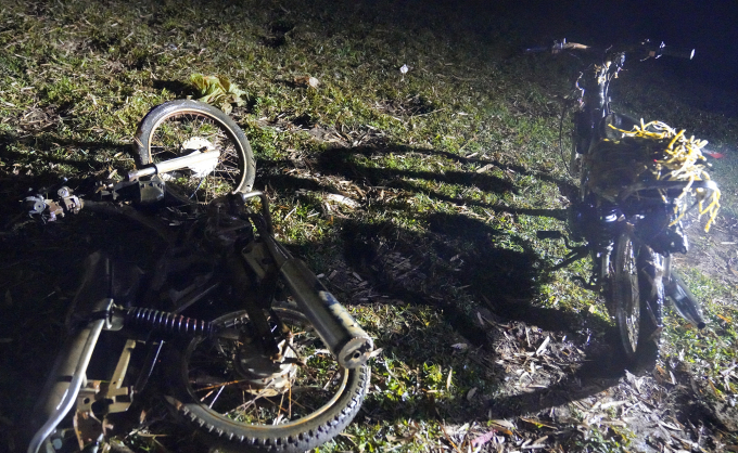 Hai chiếc xe máy cà tàng trơ khung được phát hiện. Ảnh: Công an cung cấp