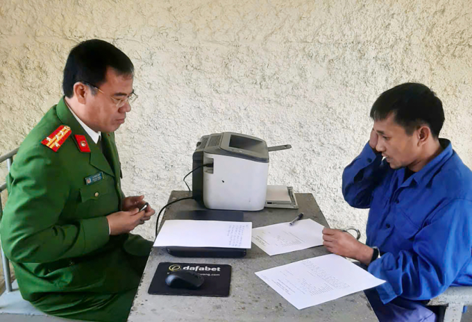 Đại tá Lê Khắc Sơn, Phó cục trưởng, Phó thủ trưởng Cơ quan cảnh sát điều tra Bộ Công an, lấy lời khai Lê Văn Ân. Ảnh: Công an cung cấp