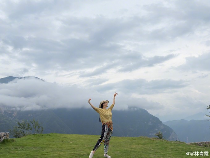 Lâm Thanh Hà múa với mây khi du lịch năm 2025. Ảnh: Weibo