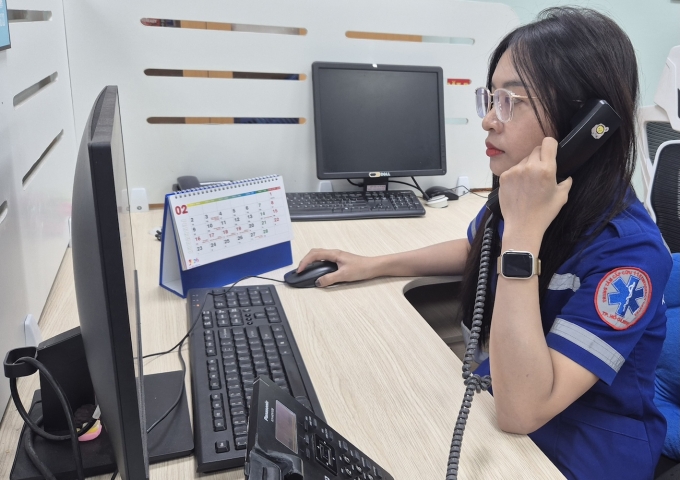 Điều dưỡng Tuyết Nhung xử lý cuộc gọi cấp cứu tại Trung tâm Cấp cứu 115 TP HCM. Ảnh: Lê Phương