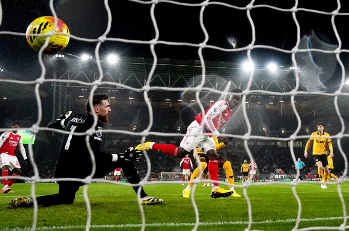 Bukayo Saka đánh đầu cận thành mở tỷ số. Ảnh: PA