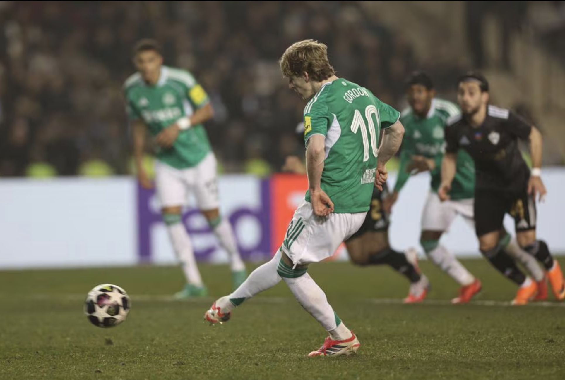 Anthony Gordon rực sáng với 