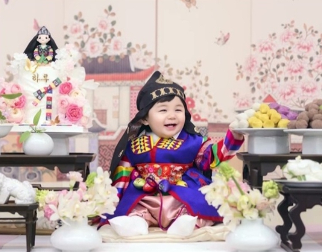 Sao nhí 1 tuổi thành người thừa kế đế chế 120 năm tuổi, visual đẹp chấn động!- Ảnh 2.