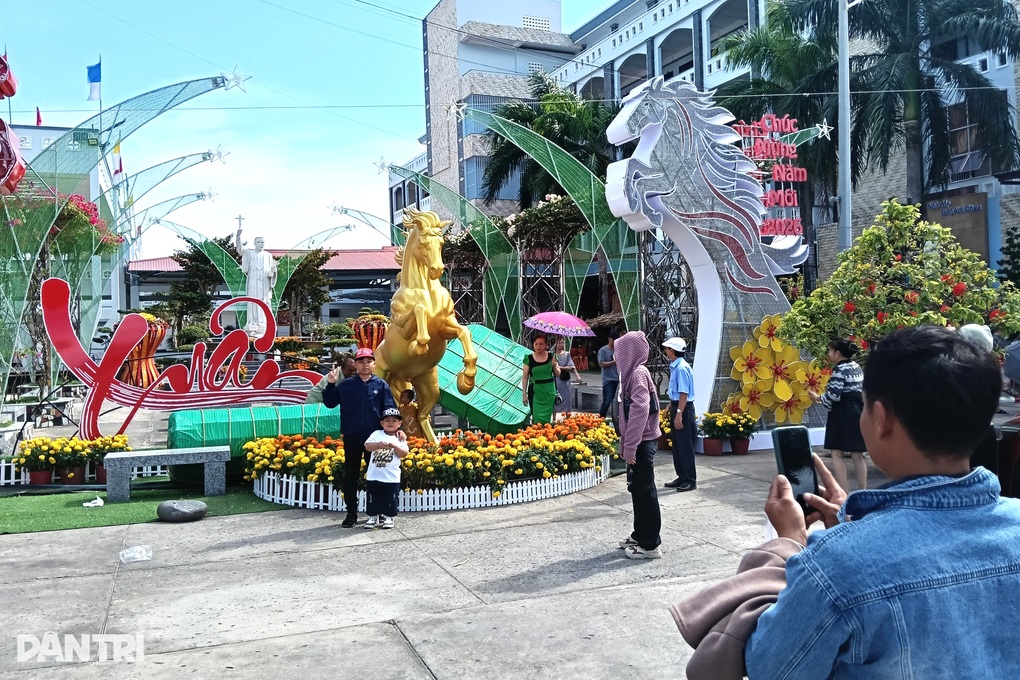 Đông đảo khách thập phương đổ về thánh đường đầu năm - 3