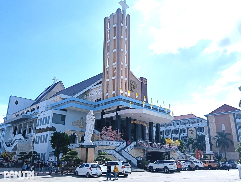 Đông đảo khách thập phương đổ về thánh đường đầu năm - 4