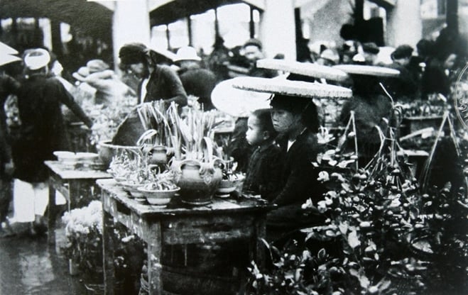 Cửa hàng bán hoa thủy tiên Tết năm 1929. Ảnh tư liệu