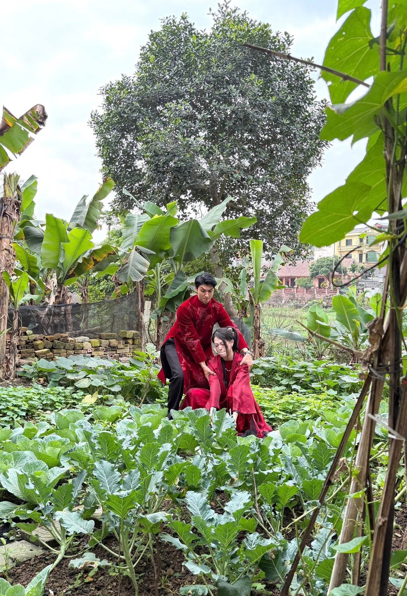 Bình An và vợ cũng vào vườn hái rau, đu đủ. Kết hôn năm 2022, Phương Nga và Bình An vẫn tận hưởng cuộc sống thảnh thơi, chưa có con. Trên mạng xã hội, cả hai thường đăng tải nội dung hài hước, truyền tải năng lượng tích cực tới khán giả.