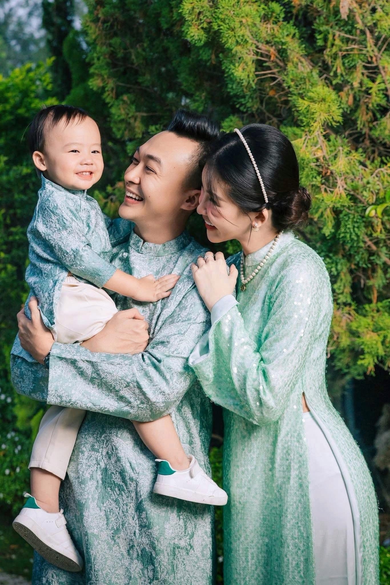 Vợ chồng Hoa hậu Lê Âu Ngân Anh mặc áo dài xanh ton-sur-ton đi du xuân.