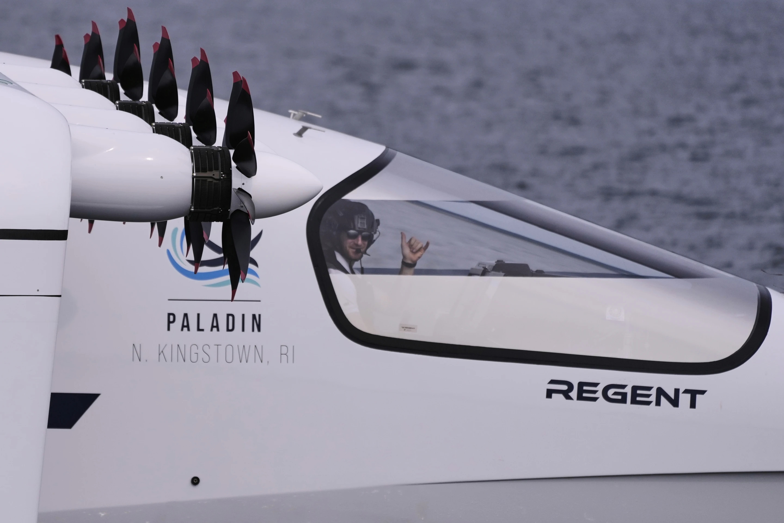 Phà chở khách có cánh lướt trên bờ biển Mỹ, nhắm cả mục đích quân sự 4 Phà chở khách có cánh - Ảnh 1.