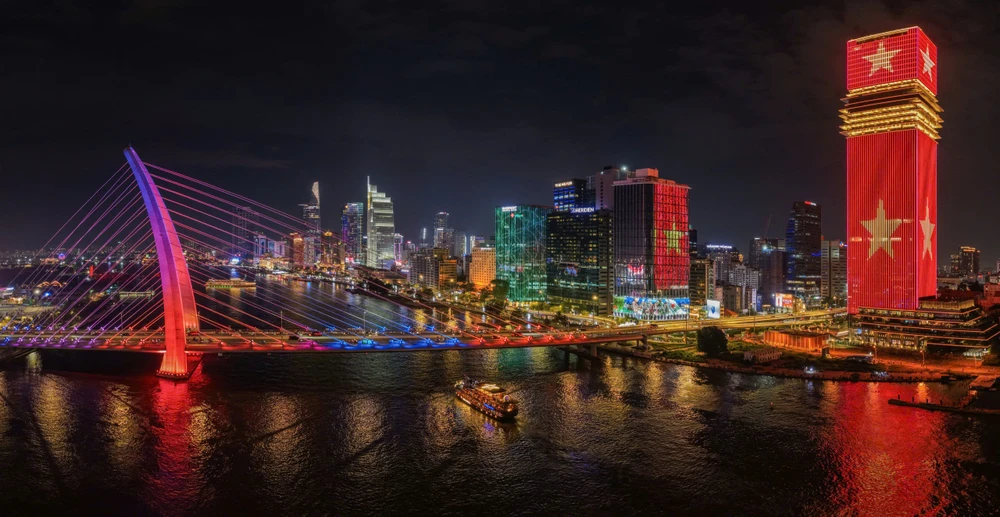 Trung tâm TP.HCM rực rỡ về đêm. Ảnh: HÀ THANH