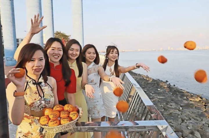 Nghi thức ‘ném đồ ăn’ kỳ lạ mang ý nghĩa phát tài ở châu Á- Ảnh 3.