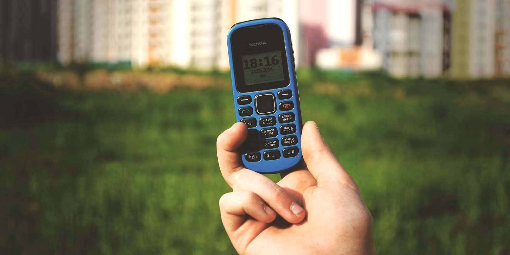 Dùng iPhone sang chảnh mà lúc nào tôi cũng mang theo một chiếc điện thoại 