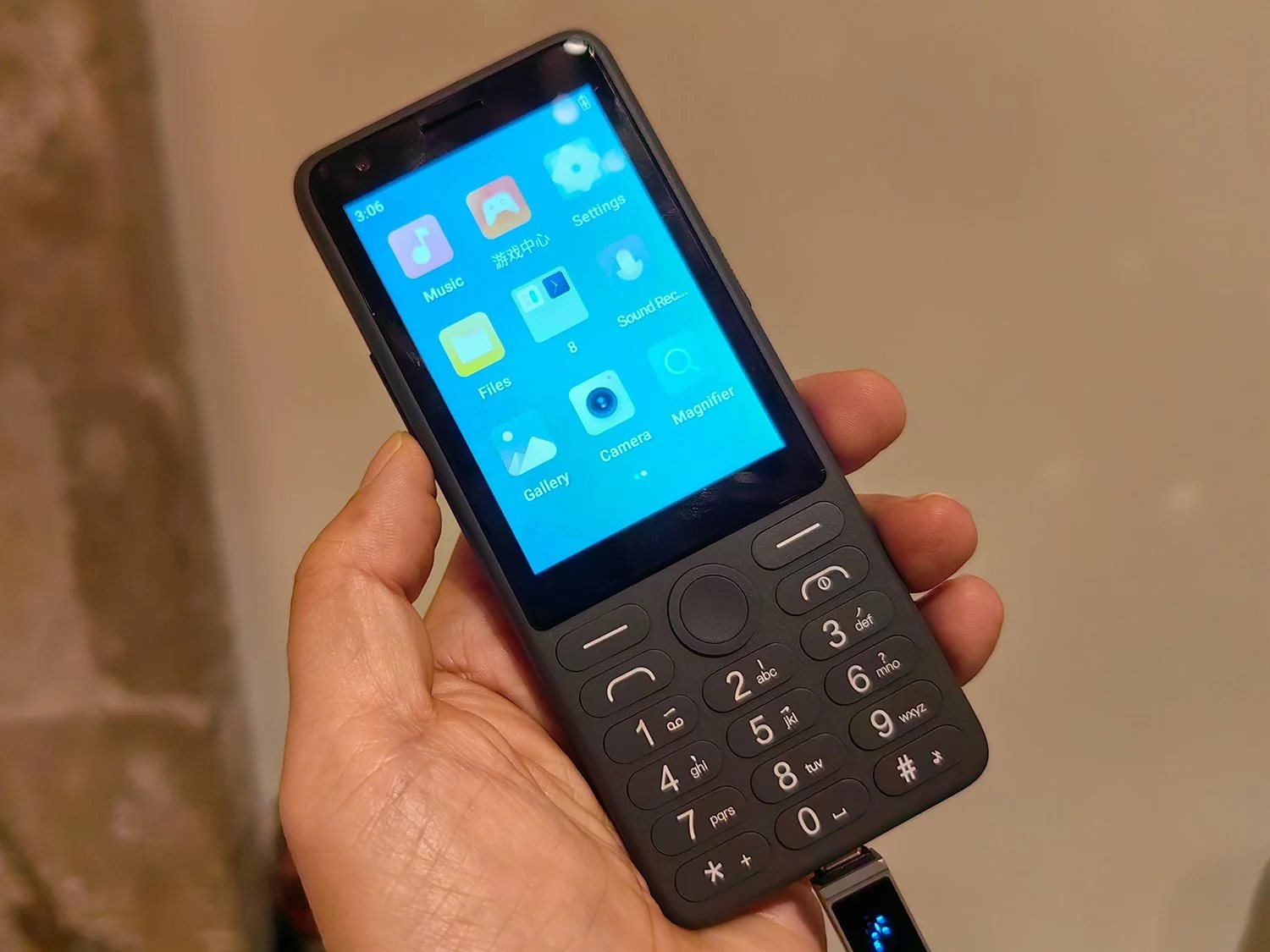 Dùng iPhone sang chảnh mà lúc nào tôi cũng mang theo một chiếc điện thoại 