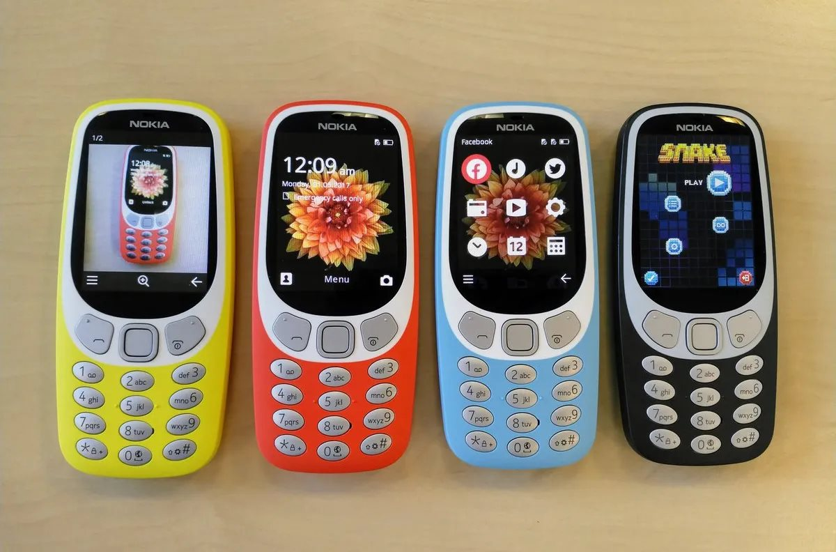 Dùng iPhone sang chảnh mà lúc nào tôi cũng mang theo một chiếc điện thoại 