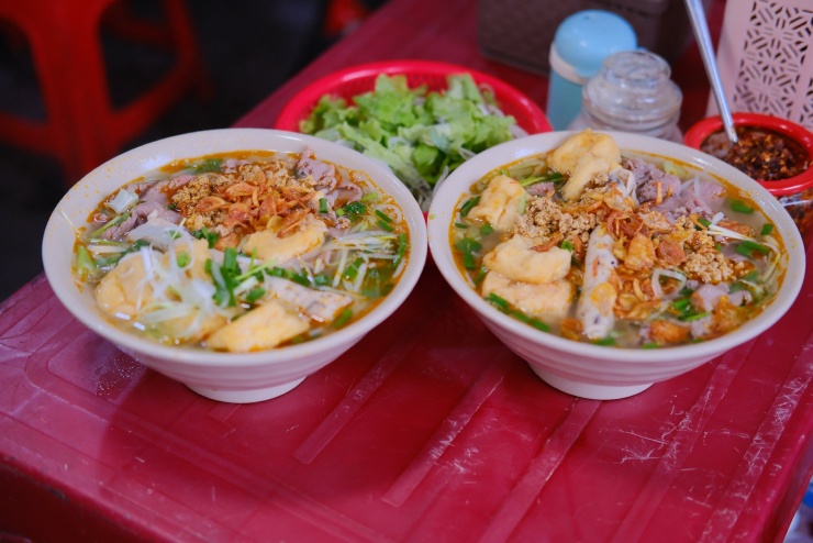 Thực khách có thể chọn bún riêu làm món ăn giải ngấy dịp đầu năm ở Hà Nội. Ảnh: Nguyễn Trần Phong Vũ