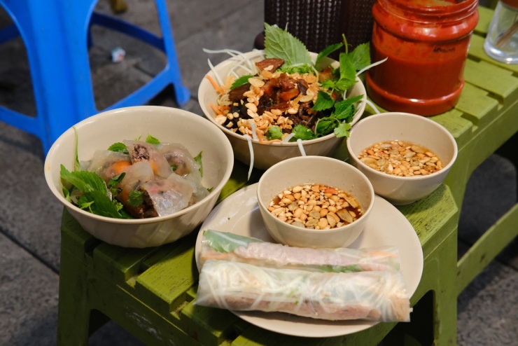 Nộm thập cẩm, gỏi cuốn, bánh bột lọc... cũng là món ăn giải ngấy ngày Tết được thực khách Hà Nội yêu thích. Ảnh: Nguyễn Trần Phong Vũ