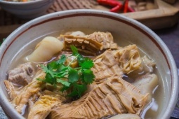 Canh măng móng giò phổ biến ngày Tết nhưng 5 nhóm người không nên đụng đũa