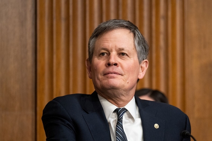 Thượng nghị sĩ Steve Daines tại một buổi điều trần của Ủy ban Tài chính Thượng viện hồi tháng 3/2023. Ảnh: AP