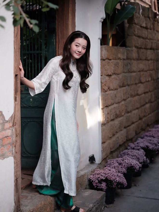 Áo dài trắng thăng hoa trong mùa tết- Ảnh 2.