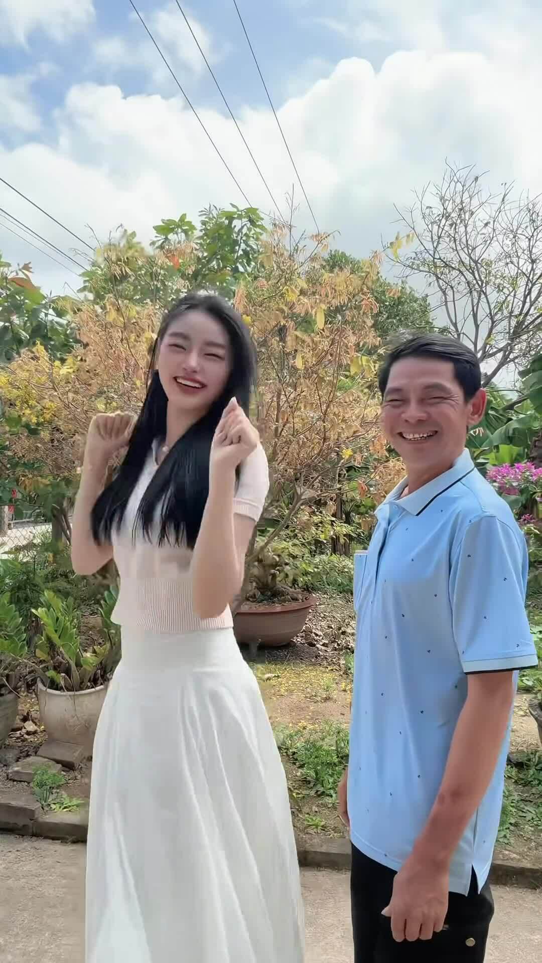 Yến Nhi cùng bố nhảy theo nhạc