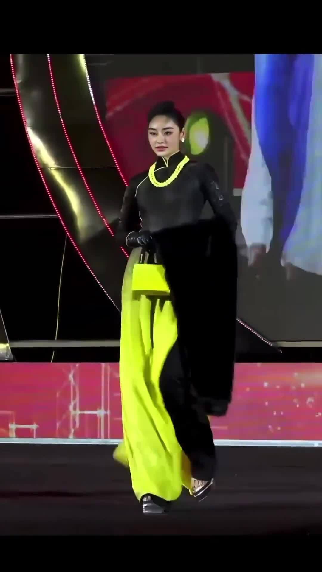 Hoa hậu Yến Nhi catwalk với áo dài