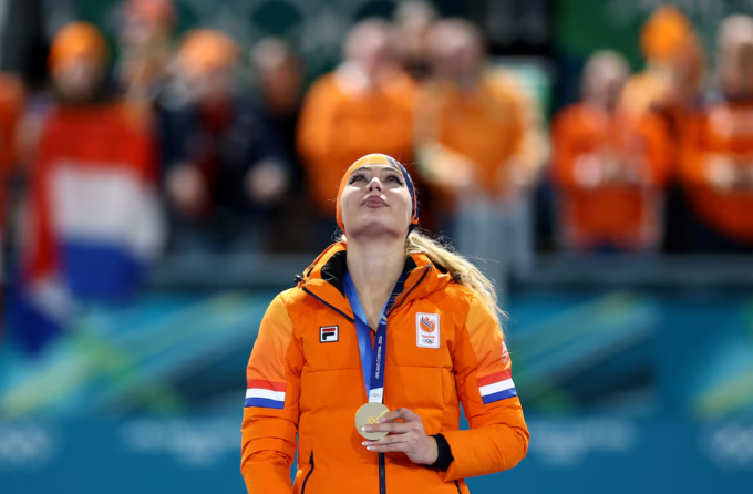 Jutta Leerdam xúc động khi giành HC vàng nội dung 1.000m nữ trượt băng tốc độ tại Olympic Mùa đông Milan-Cortina 2026 ngày 9/2. Ảnh: Reuters