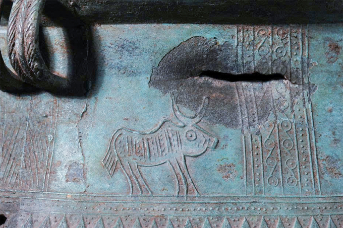 Hầu hết trống bị đập méo, chọc thủng mặt hoặc thân trên trước khi được chôn trong mộ táng. Ảnh: Ánh Tuyết