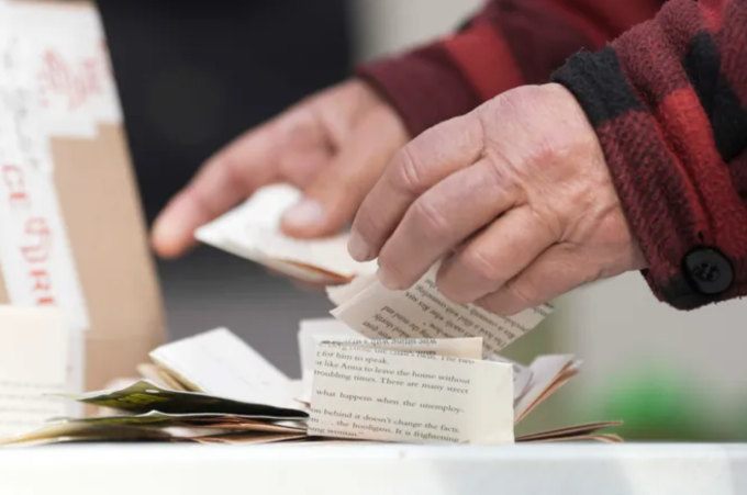 Gary Lazarus Lake Cantrell kiểm tra các trang sách mà mỗi VĐV phải thu thập và nộp lại tại Barkley Marathons ở Frozen Head State Park, Wartburg, Tennessee, ngày 14/2/2026. Ảnh: News Sentinel