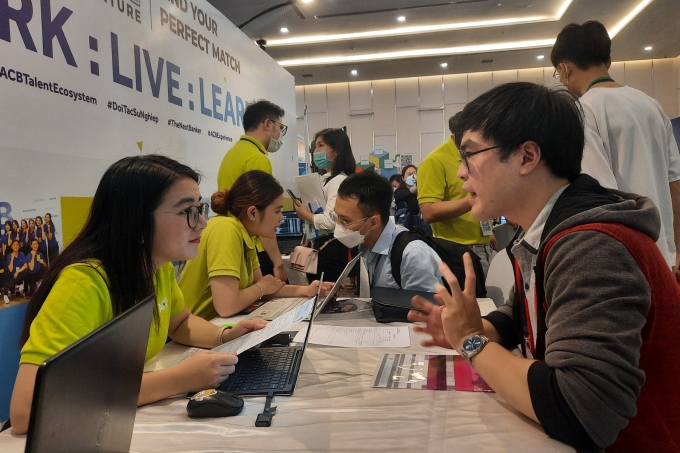 Lao động tìm việc tại một sàn giao dịch việc làm ở TP HCM. Ảnh: Lê Tuyết