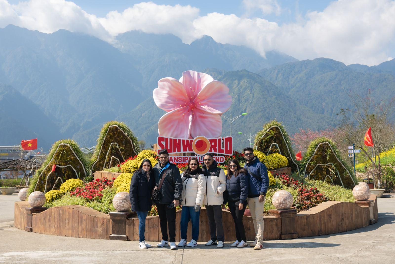 Hà Nội, Sa Pa, Hạ Long, Hà Nam nhộn nhịp khách du xuân ngay từ những ngày đầu năm mới- Ảnh 3. Hà Nội, Sa Pa, Hạ Long, Hà Nam nhộn nhịp khách du xuân ngay từ những ngày đầu năm mới- Ảnh 3.