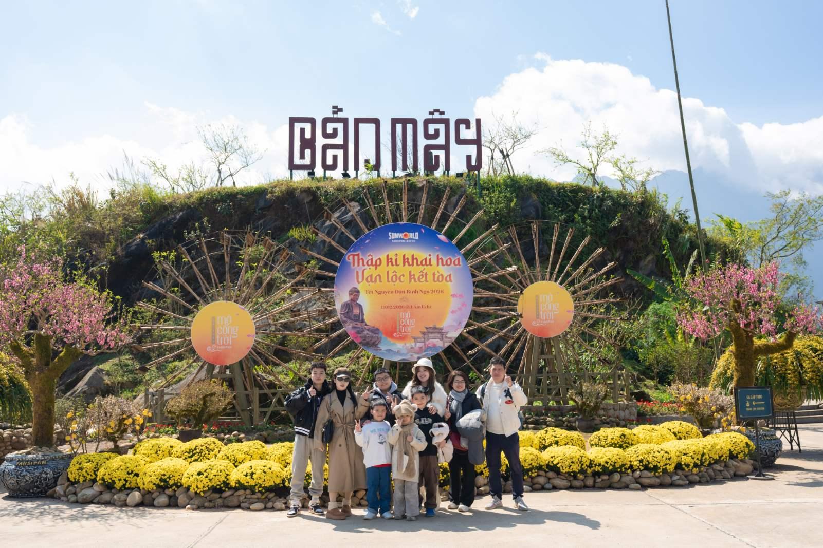 Hà Nội, Sa Pa, Hạ Long, Hà Nam nhộn nhịp khách du xuân ngay từ những ngày đầu năm mới- Ảnh 4. Hà Nội, Sa Pa, Hạ Long, Hà Nam nhộn nhịp khách du xuân ngay từ những ngày đầu năm mới- Ảnh 4.